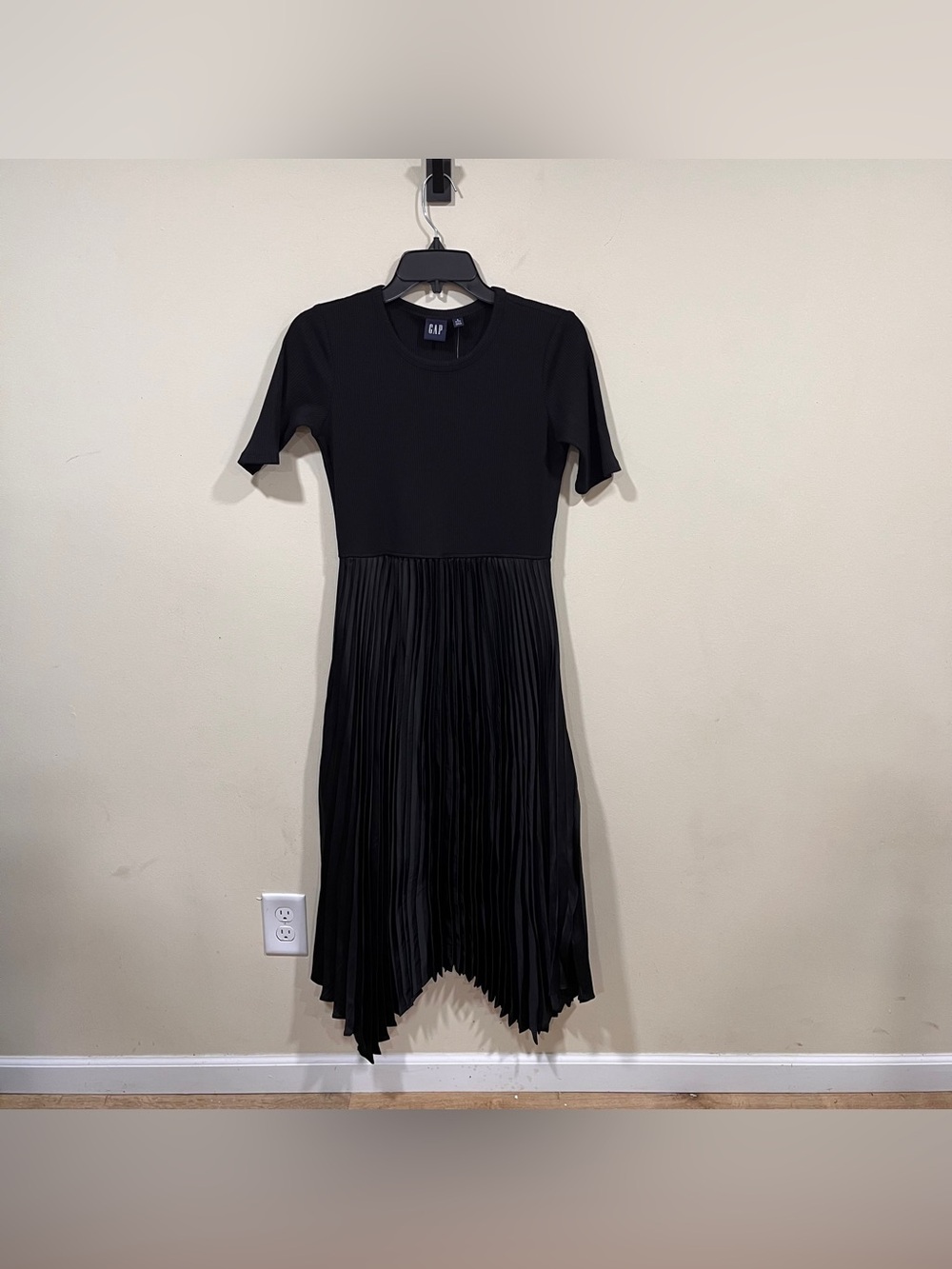 NWT GAP Women's Satin Pleated Short Sleeve Midi Dress black small petite modest - Picture 2 of 7